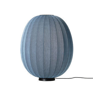 Oval blå lampe med lodrette striber, strikket tekstur, sort base og synlig ledning.